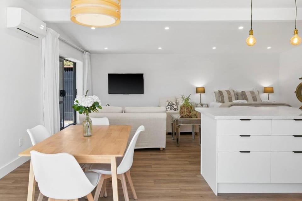 Peaceful Escape Close to Town - The Sanctuary Studio Apartment in Havelock North