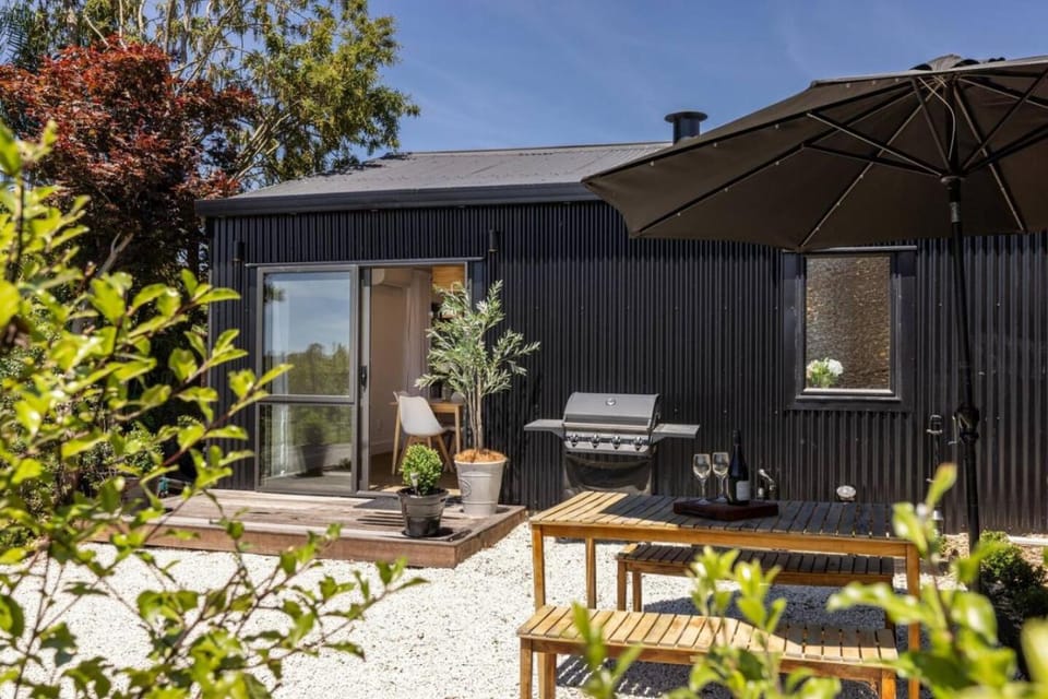 Peaceful Escape Close to Town - The Sanctuary Studio Apartment in Havelock North