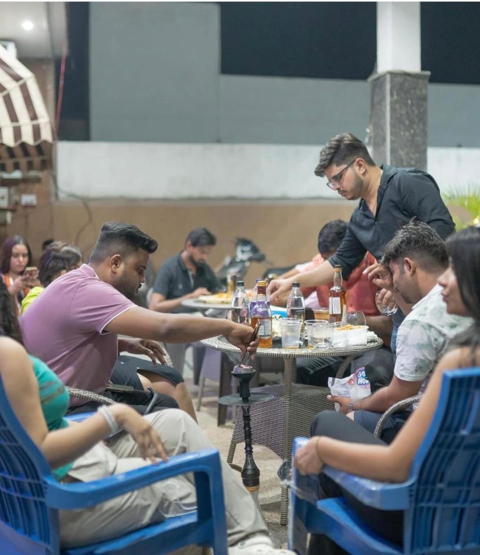 Lounge or bar, Food and drinks