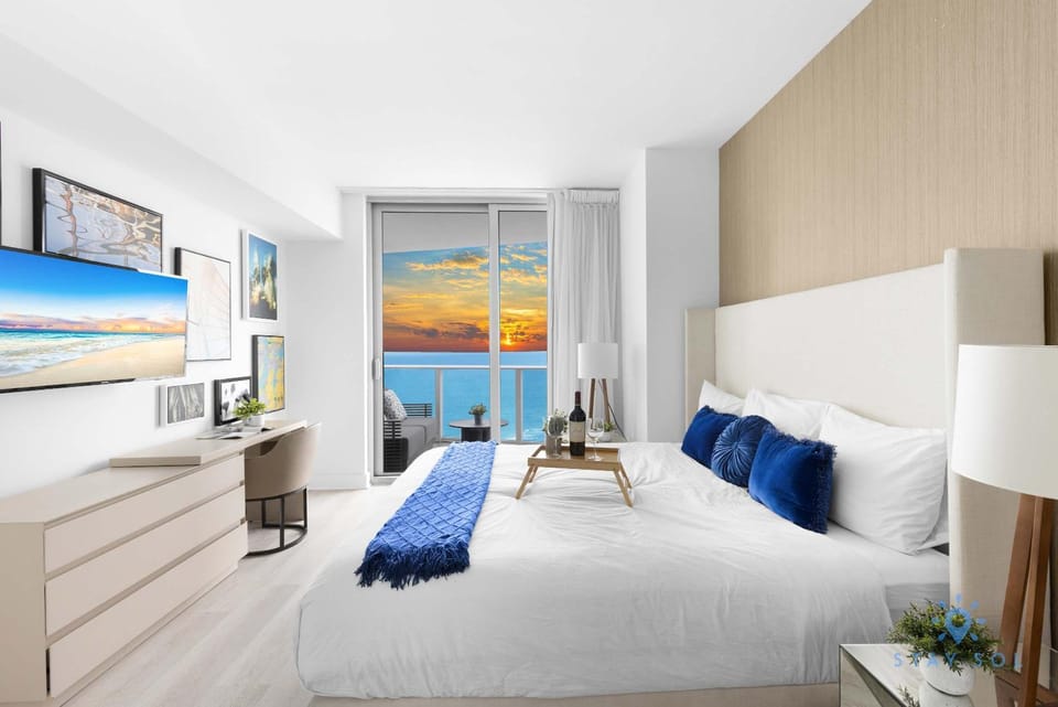 2BR Apt with Amazing Ocean View Balcony & Pool Apartment in Hollywood Beach
