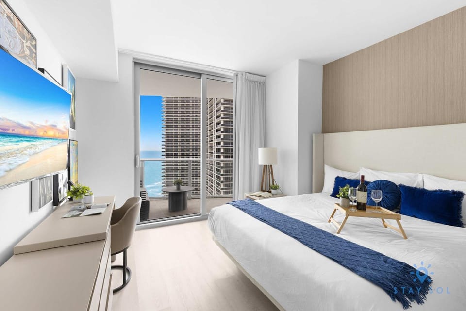 2BR Apt with Amazing Ocean View Balcony & Pool Apartment in Hollywood Beach