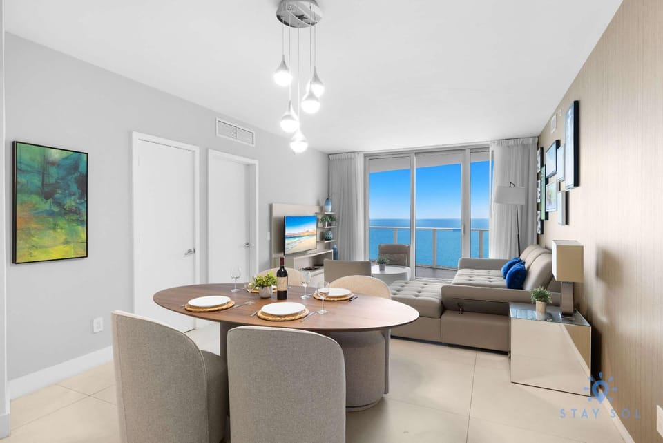 2BR Apt with Amazing Ocean View Balcony & Pool Apartment in Hollywood Beach