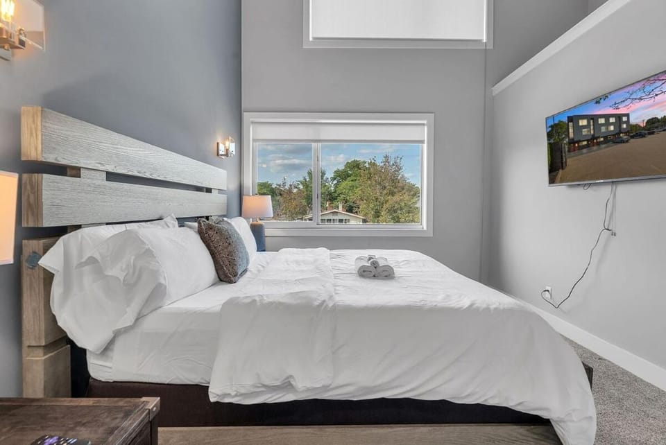 Opulent Birmingham Retreat House in Lake Erie