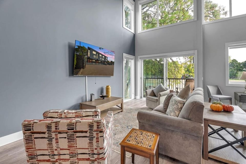 Opulent Birmingham Retreat House in Lake Erie