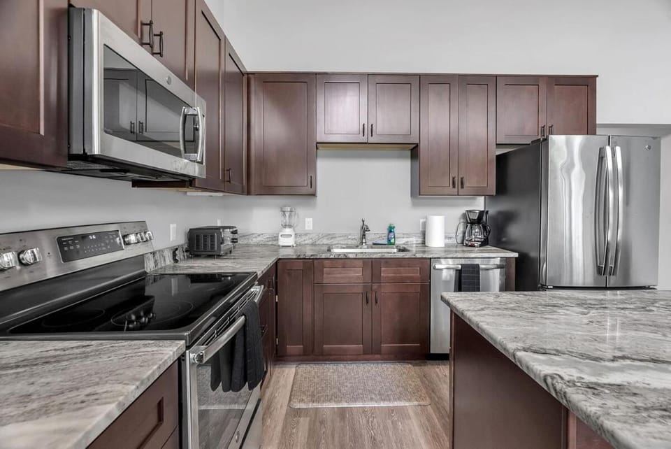 Opulent Birmingham Retreat House in Lake Erie