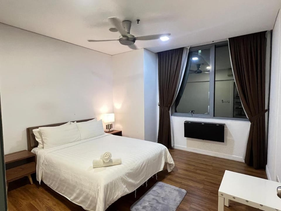 Mercu summer suites klcc luxury couple 1BR apartment with balcony, pool view free Netflix Apartment in Federal Territory of Kuala Lumpur