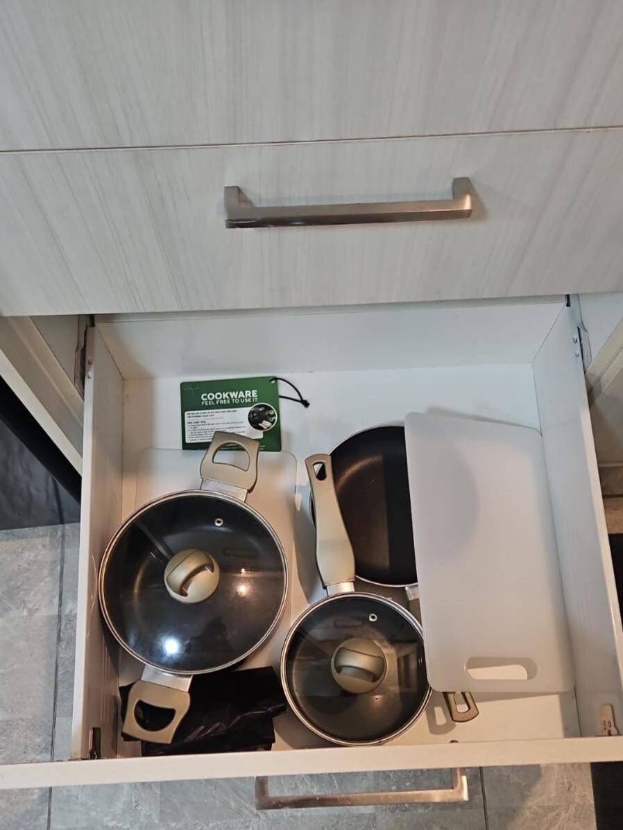 La Grande Studio 801 balcony WiFi Netflix Apartment in Angeles