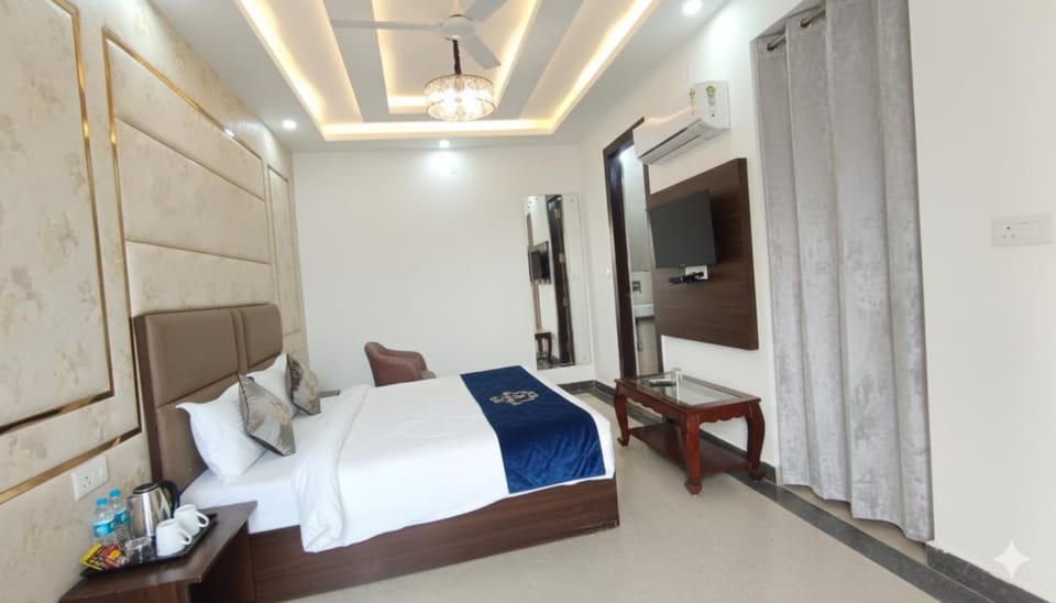 Communal lounge/ TV room, Bed, TV and multimedia, Living room, Photo of the whole room, Seating area, Evening entertainment, Bedroom, wardrobe, air conditioner