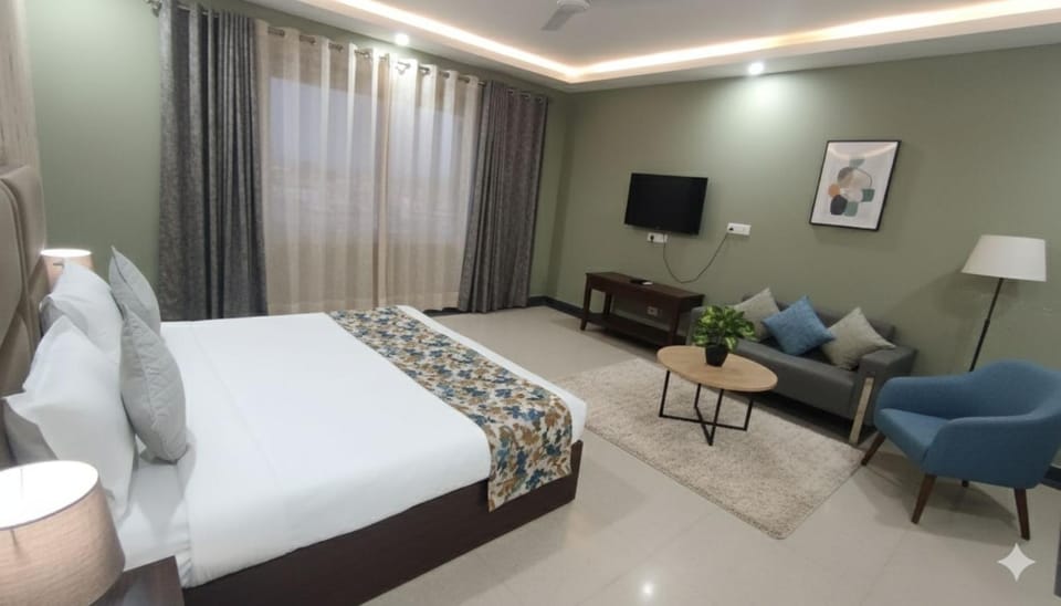 Communal lounge/ TV room, Bed, TV and multimedia, Living room, Photo of the whole room, Seating area, Evening entertainment, Bedroom