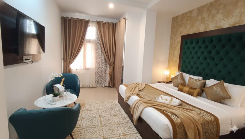Bed, TV and multimedia, Living room, Photo of the whole room, Seating area, Bedroom