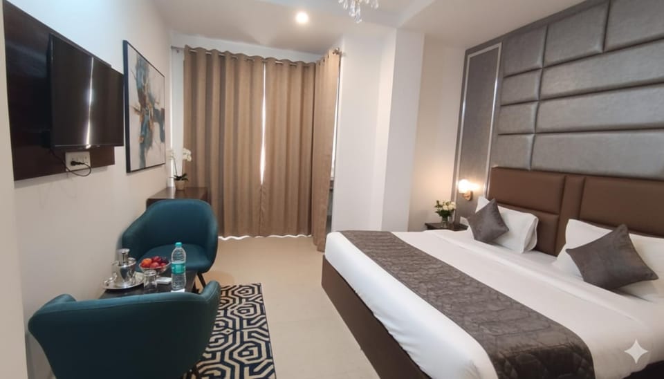 Communal lounge/ TV room, Bed, TV and multimedia, Living room, Photo of the whole room, Seating area, Evening entertainment, Bedroom