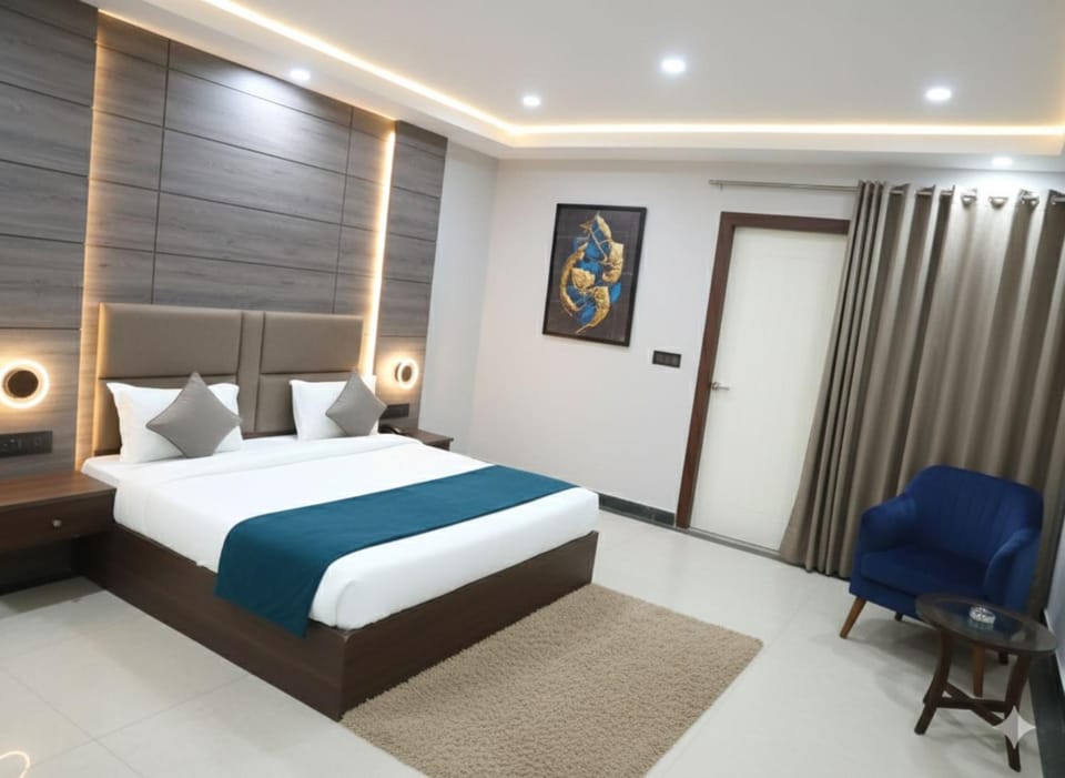 Bed, Living room, Photo of the whole room, Seating area, Bedroom