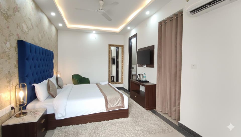 Communal lounge/ TV room, Bed, TV and multimedia, Living room, Photo of the whole room, Seating area, Evening entertainment, Bedroom, wardrobe, air conditioner