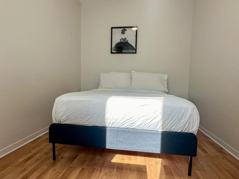 Chic & Fully Furnished 2-Bedroom Apartment in Prestigious Westmount Apartment in Montreal