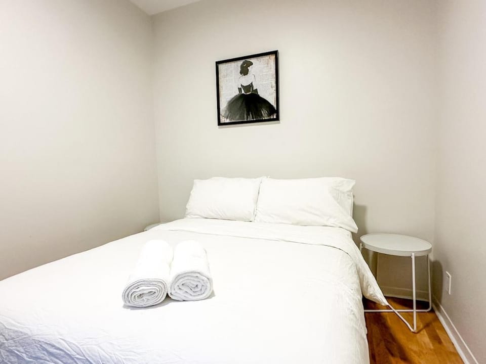 Chic & Fully Furnished 2-Bedroom Apartment in Prestigious Westmount Apartment in Montreal