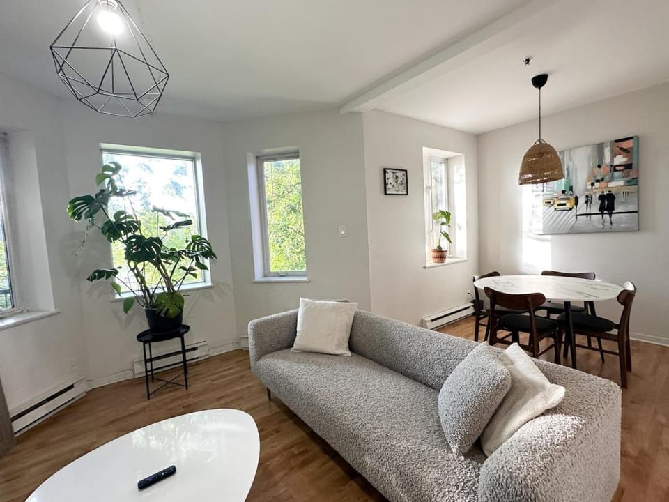 Chic & Fully Furnished 2-Bedroom Apartment in Prestigious Westmount Apartment in Montreal