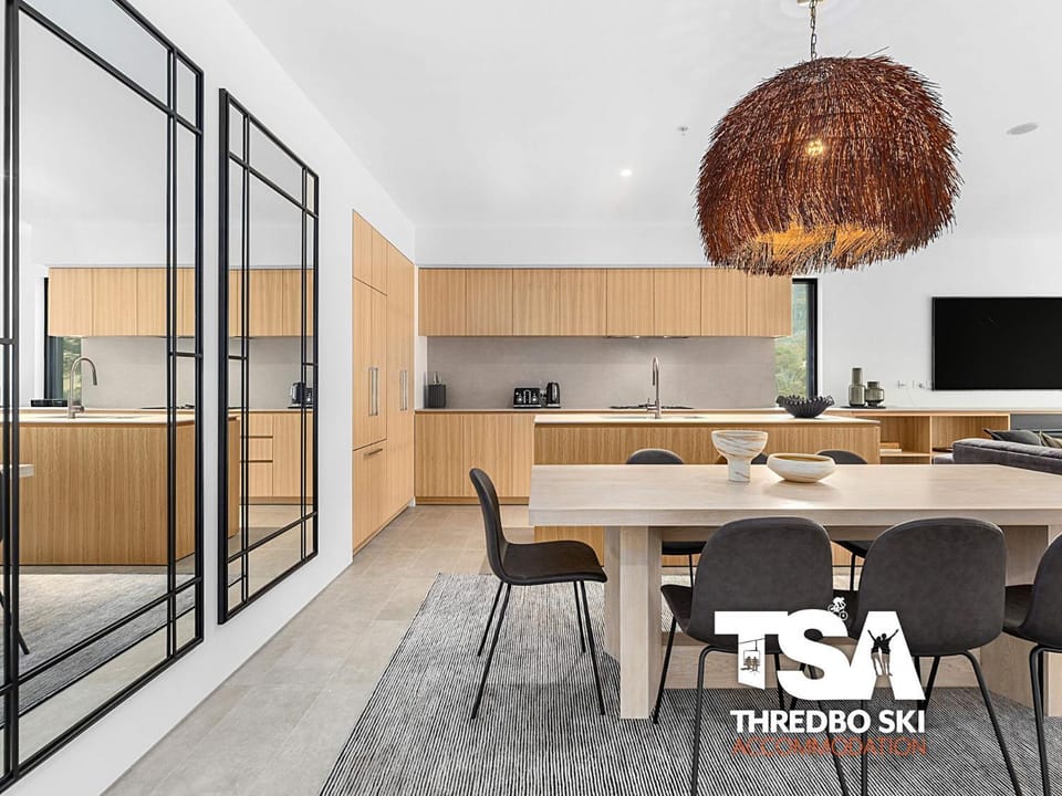 Kitchen or kitchenette, Seating area, Dining area