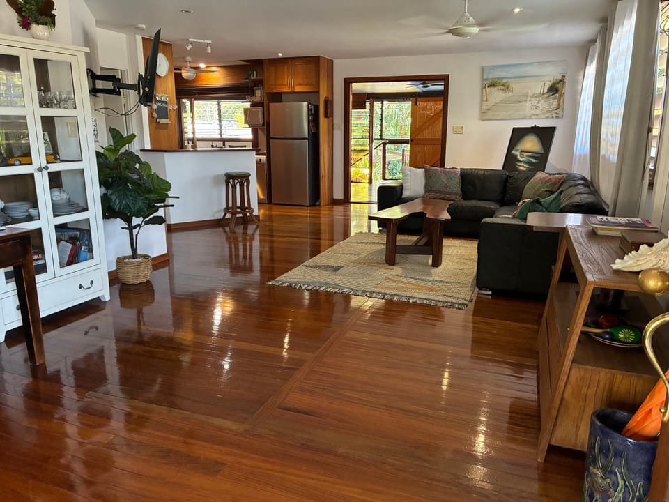 Condo in leafy Whitfield House in Cairns