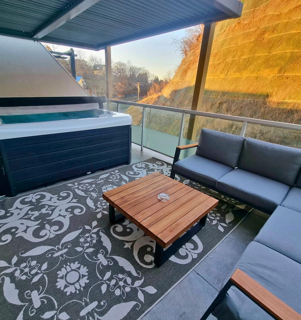 Natural landscape, Hot Tub, Balcony/Terrace, Spa and wellness centre/facilities, Seating area