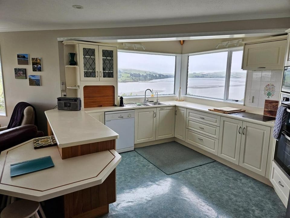 Kitchen or kitchenette, Lake view