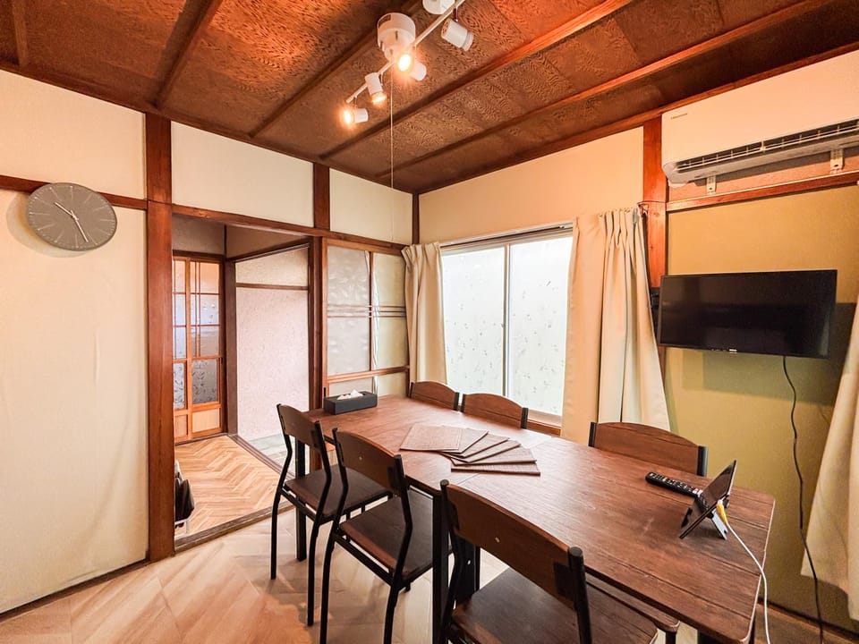 Communal lounge/ TV room, TV and multimedia, Living room, Seating area, Dining area, air conditioner