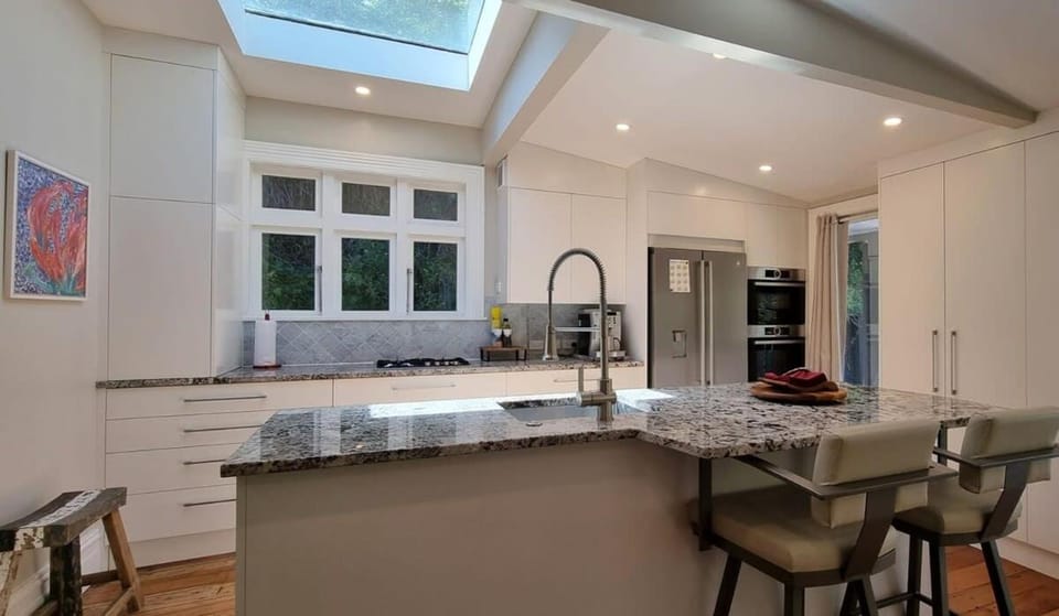High-End Haven, Moments from the Water with Free Parking Apartment in Wellington