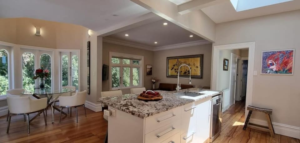 High-End Haven, Moments from the Water with Free Parking Apartment in Wellington