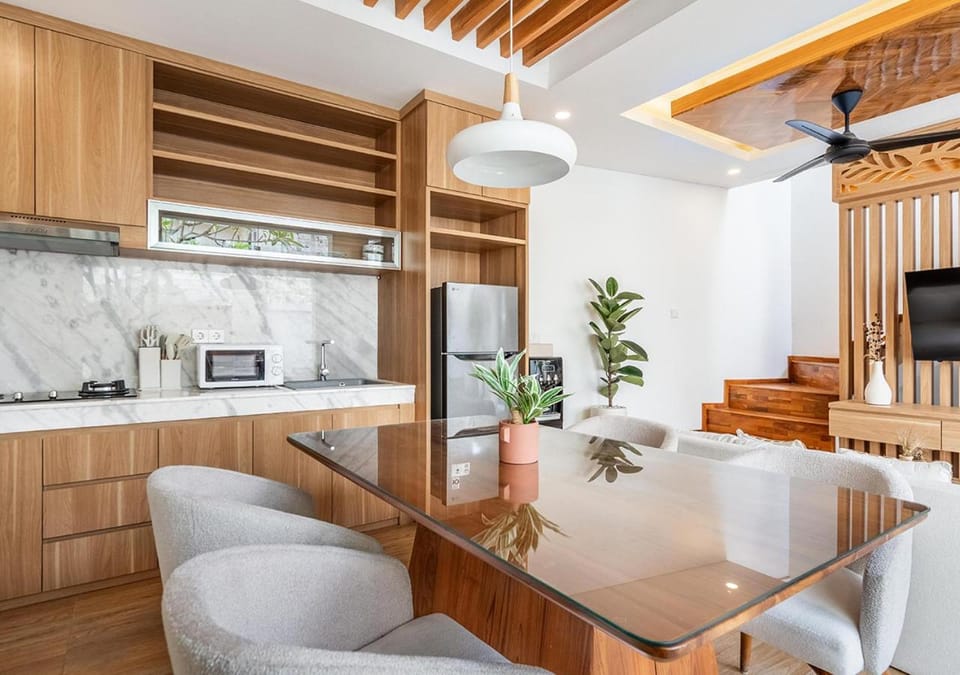 TV and multimedia, Kitchen or kitchenette, Seating area, Dining area, microwave, stove