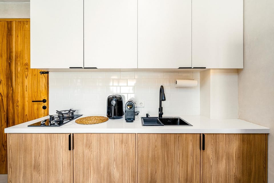 Coffee/tea facilities, Kitchen or kitchenette, stove