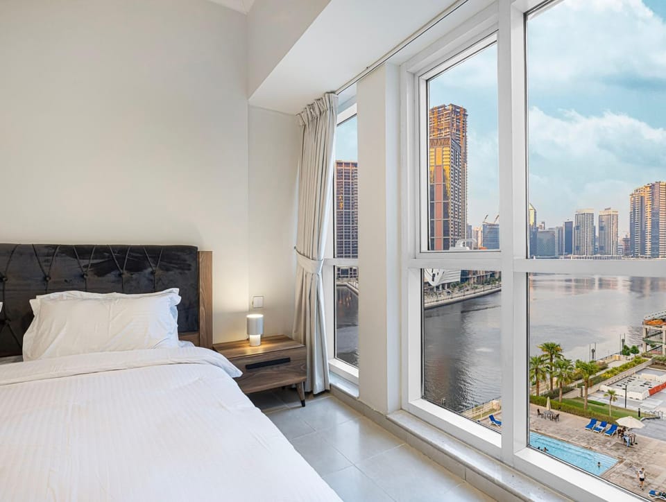 Bed, Natural landscape, View (from property/room), Bedroom, City view, Lake view, River view