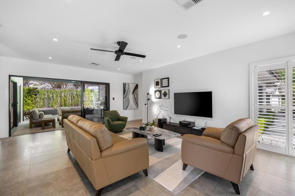 Communal lounge/ TV room, BBQ facilities, TV and multimedia, Living room, Inner courtyard view