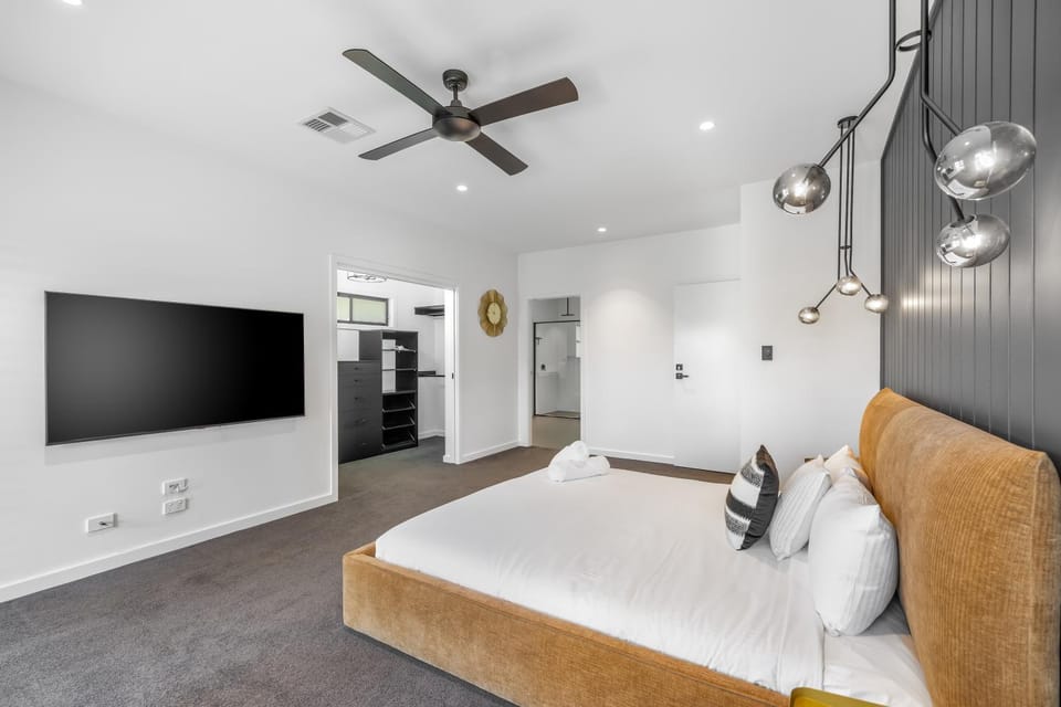 TV and multimedia, Bedroom, Garden view, flat iron, wardrobe