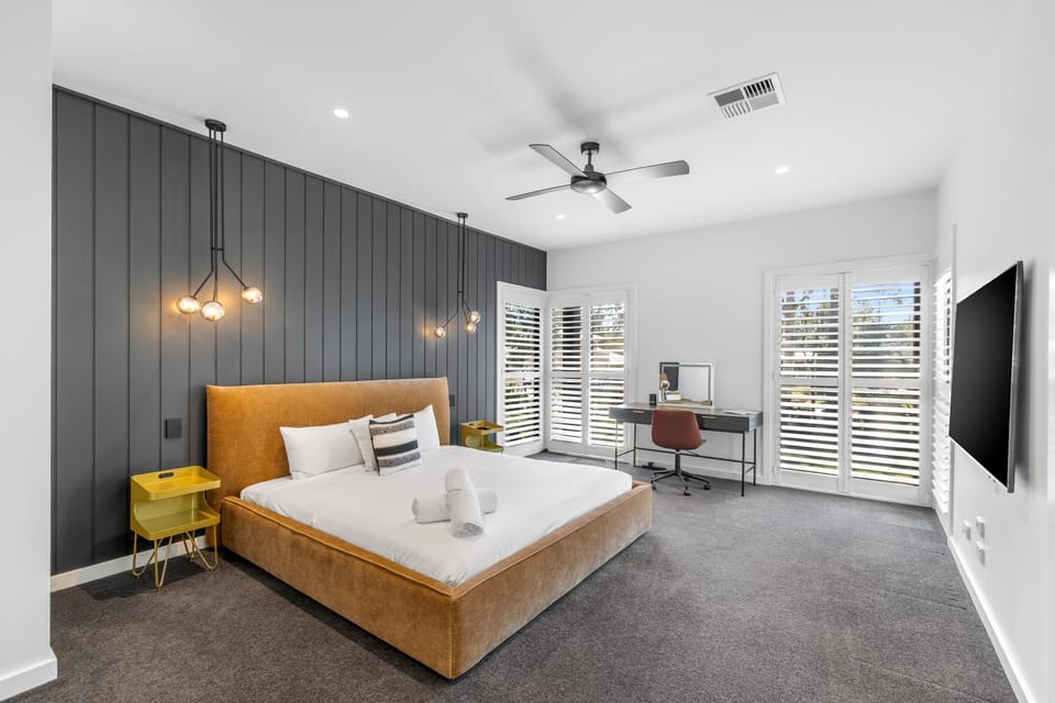 TV and multimedia, Decorative detail, Bedroom, flat iron, wardrobe