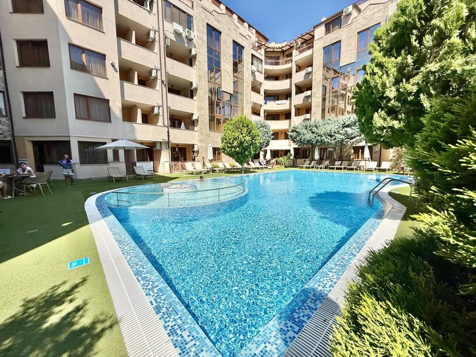 Swimming pool, sunbed