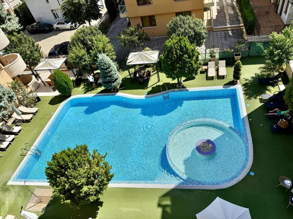 Pool view, Swimming pool, sunbed