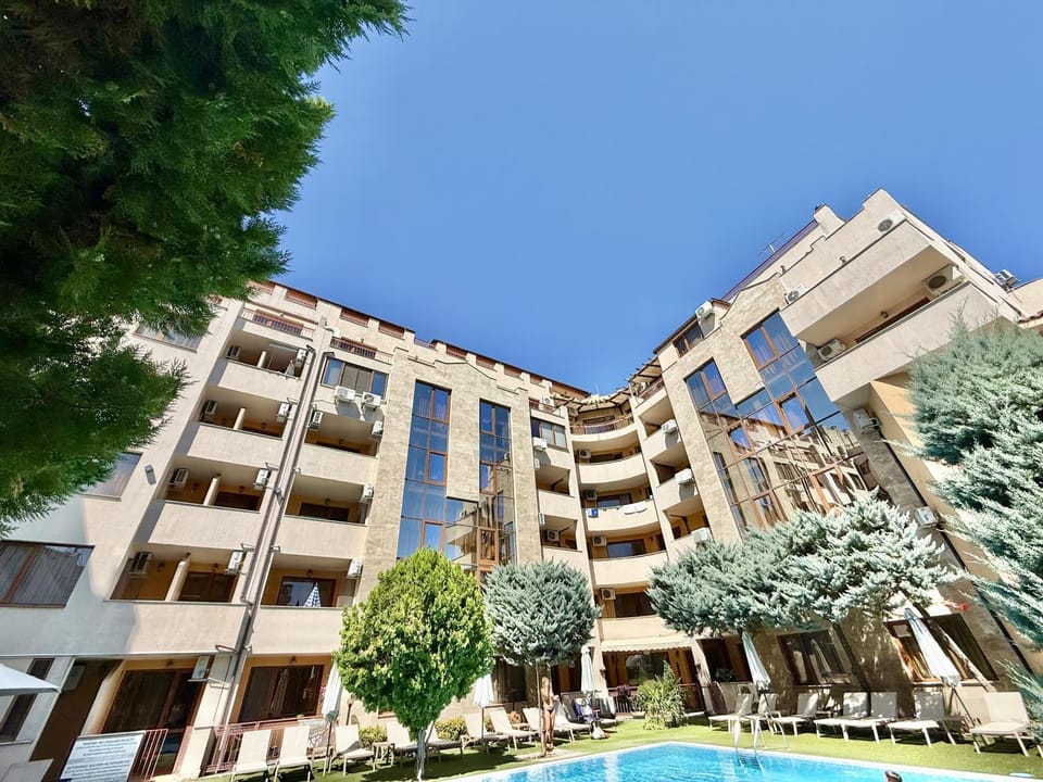 Property building, Day, Swimming pool, sunbed