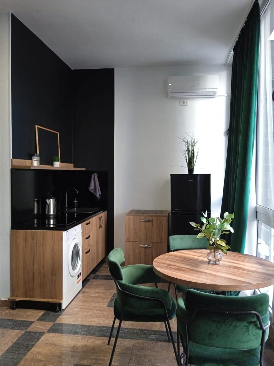 Kitchen or kitchenette, Seating area, Dining area, air conditioner