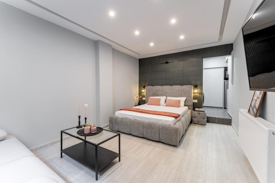 TV and multimedia, Seating area, Bedroom