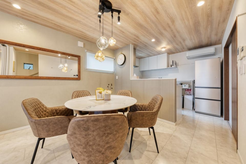 Kitchen or kitchenette, Living room, Seating area, Dining area