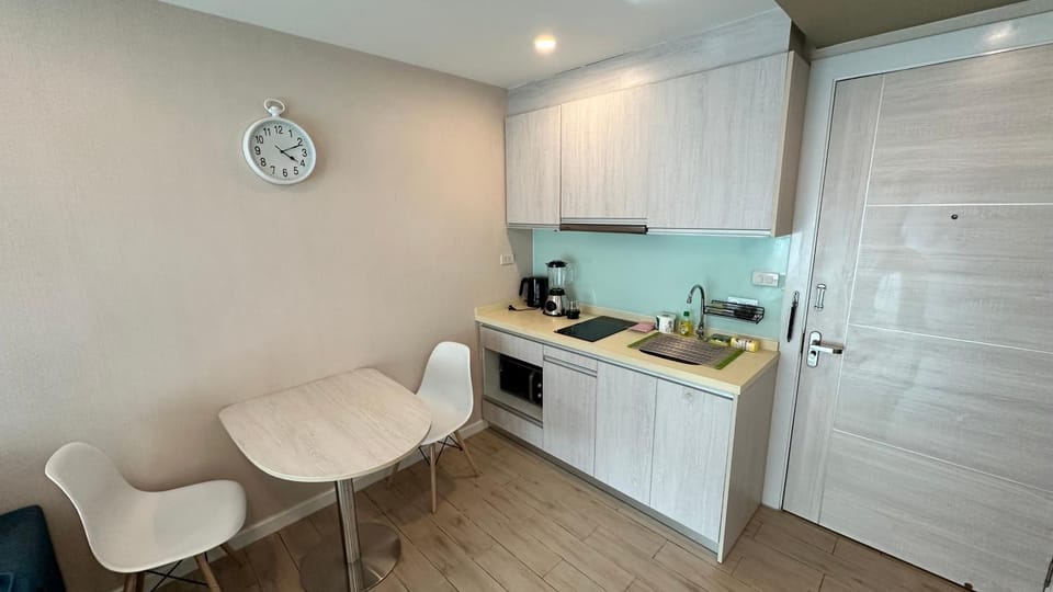 Coffee/tea facilities, Kitchen or kitchenette, Dining area, stove, toaster