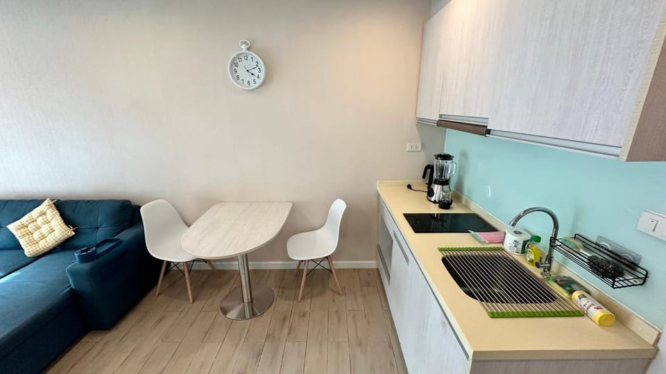 Coffee/tea facilities, Kitchen or kitchenette, Dining area, stove, toaster
