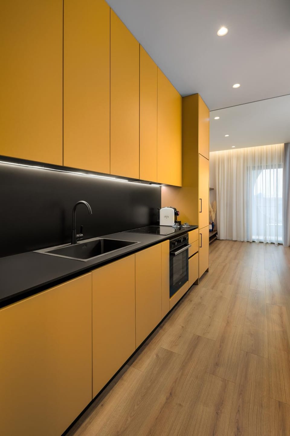 Kitchen or kitchenette, minibar, oven, stove