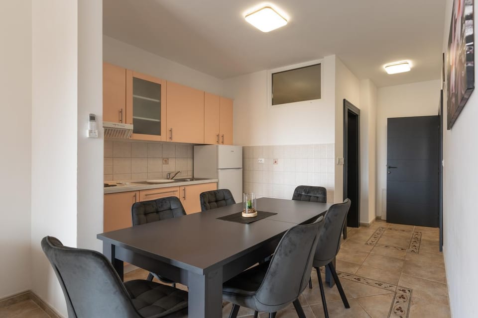 Kitchen or kitchenette, Living room, Seating area, Dining area, stove