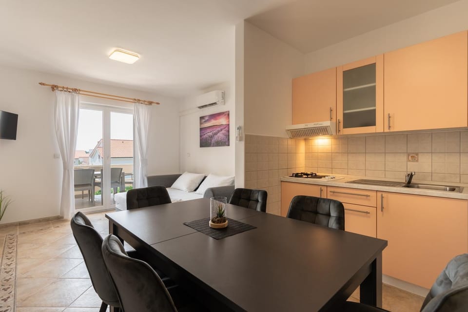 TV and multimedia, Kitchen or kitchenette, Living room, Seating area, Dining area, stove