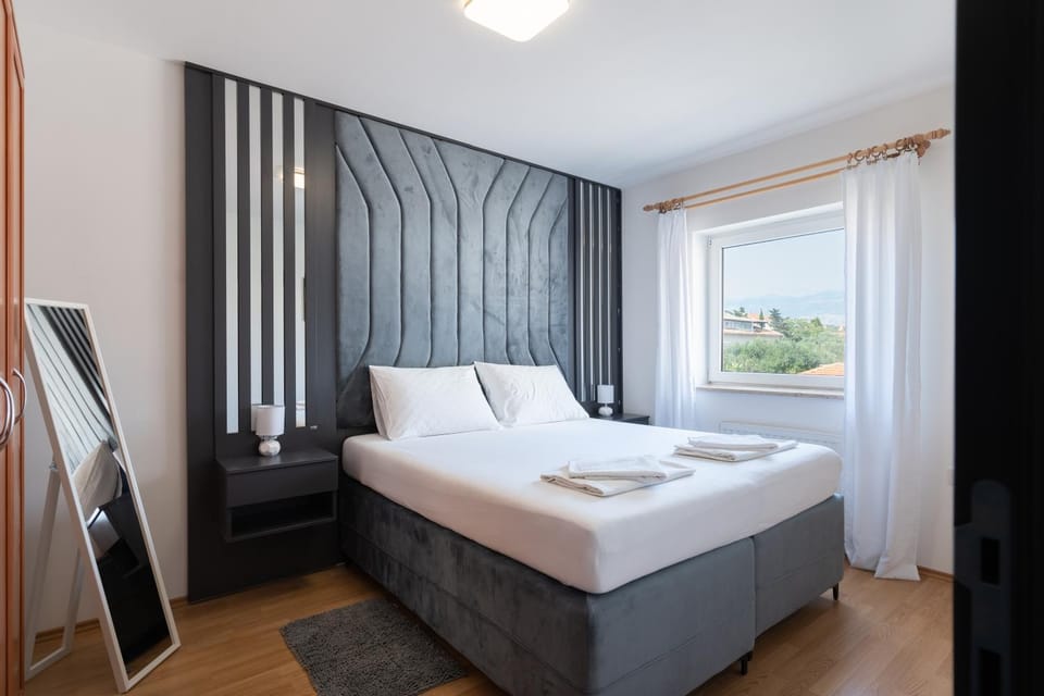 Bed, Bedroom, towels