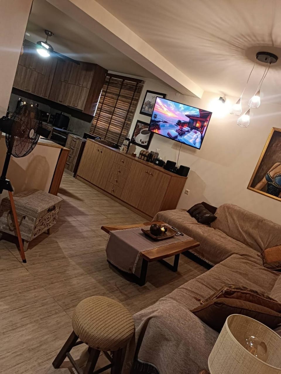TV and multimedia, Kitchen or kitchenette, Living room, Seating area, Dining area