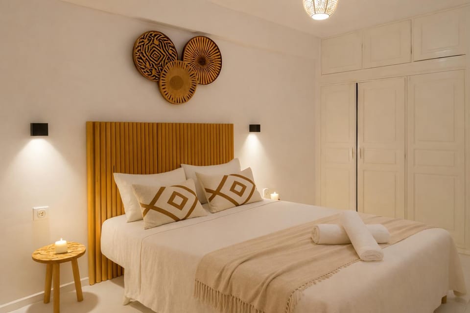 Bed, Decorative detail, Bedroom, towels, wardrobe