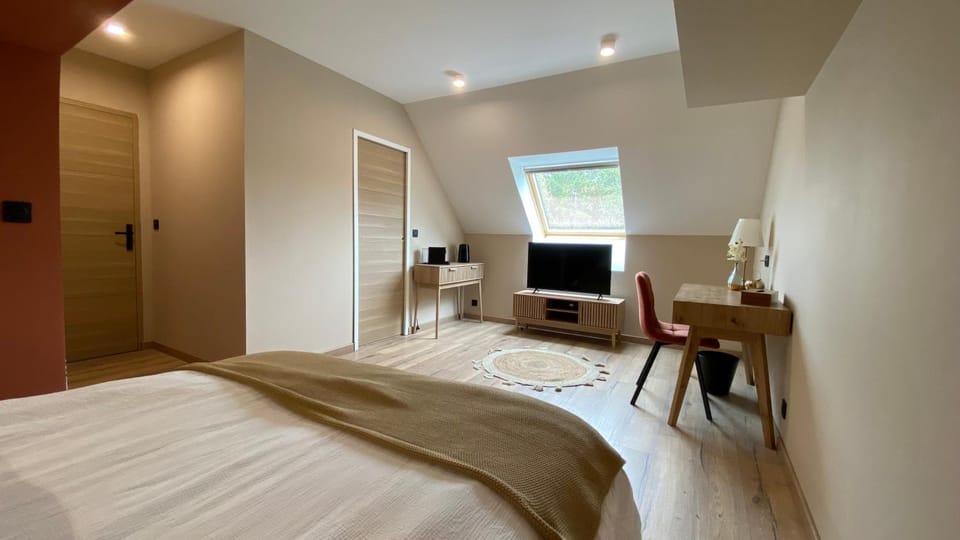 TV and multimedia, Photo of the whole room, Bedroom