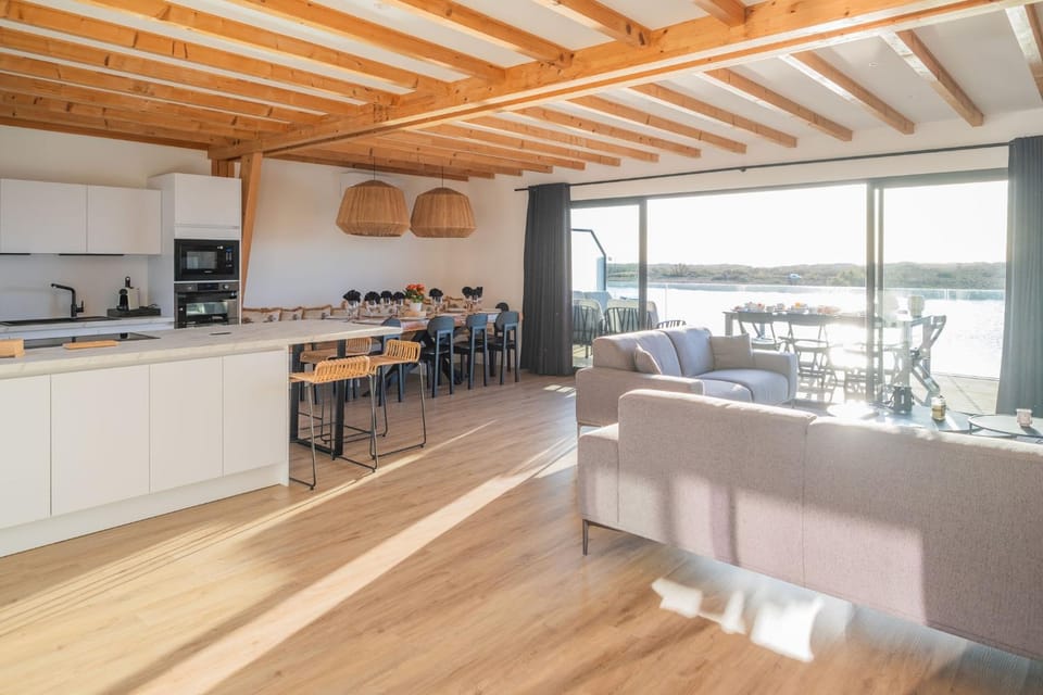Living room, Dining area, pet friendly