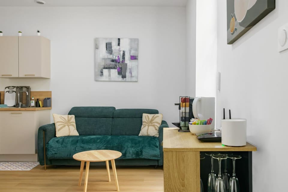 Coffee/tea facilities, Kitchen or kitchenette, Living room